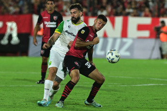 Rosario, Argentina.- In the photos taken on November 27, 2023, during the match between Newell's and Defensa y Justicia at the Marcelo Bielsa stadium in Parque de la Independencia. Newell's beat Defensa y Justicia 3-0 at the close of Gabriel Heinze's technical cycle. A double from Francisco González and a goal from Gustavo Velázquez were the goals for La Lepra.