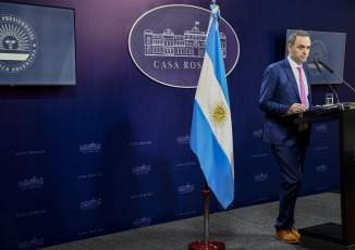 Buenos Aires, Argentina.- En las fotos tomadas el 21 de diciembre del 2023, el portavoz presidencial, Manuel Adorni, brinda una conferencia de prensa. Adorni, confirmó que el costo del operativo de seguridad para disuadir la protesta que se llevó a cabo el miércoles en Plaza de Mayo, será cobrado a las organizaciones sociales. "El operativo tuvo un costo importante que, cuando se termine de cuantificar, se le va a pasar la factura a cada una de las organizaciones que participaron", indicó.