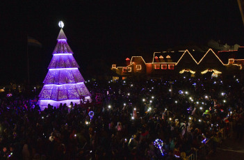 Bariloche, Argentina.- En las fotos tomadas el 10 de diciembre del 2023, muestra los festejos populares con el encendido de los árboles navideños en Bariloche. Este viernes (8) se iluminó el tradicional pino de Navidad en el icónico Centro Cívico y de esta manera quedó inaugurando oficialmente el evento de promoción turística de fin de año.