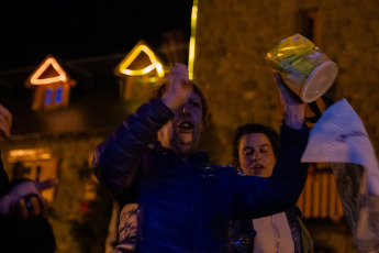 Buenos Aires, Argentina.- En las fotos tomadas el 20 de diciembre del 2023, cacerolazos y bocinazos se registraron la noche de este miércoles en diversos puntos de la ciudad de Buenos Aires y el Conurbano bonaerense en rechazo del anuncio del presidente Javier Milei del Decreto de Necesidad de Urgencia (DNU) de desregulación económica, unas 300 medidas para desregular la economía y el sector público. “¡Afuera Milei!”, se escuchó en las calles de la capital de Argentina.