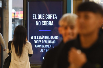 Buenos Aires, Argentina.- En las fotos tomadas el 20 de diciembre del 2023, miembros de las Fuerzas de Seguridad son desplegados en las calles de Buenos Aires en el marco de la jornada en la que está prevista una movilización desde el Congreso hacia la Plaza de Mayo. Unidad Piquetera, Polo Obrero y varios movimientos de izquierda y organizaciones sindicales realizan este miércoles la primera movilización contra el Gobierno del presidente de Argentina, Javier Milei, en rechazo a las medidas económicas anunciadas por el ministro de Economía, Luis Caputo, y al protocolo antipiquetes informado por la ministra de Seguridad, Patricia Bullrich.