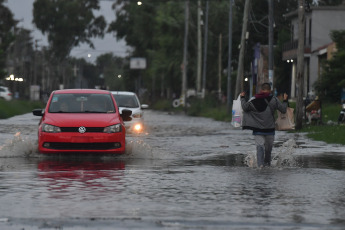 Buenos Aires, Argentina.- En las fotos tomadas el 19 de diciembre del 2023, muestra las calles inundadas por la histórica crecida del Río de la Plata en varias localidades de Buenos Aires. La fuerte crecida de las aguas del Río de la Plata, agravó la situación material de cientos de personas, que sumado al intenso temporal del pasado fin de semana, debieron buscar refugio o recibir asistencia, mientras se realizan operativos de emergencia en los municipios más afectados del conurbano, como Quilmes y Ensenada.