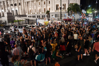 Buenos Aires, Argentina.- En las fotos tomadas el 22 de diciembre del 2023, personas autoconvocadas se concentraron en el Congreso, Plaza de Mayo y distintos puntos del país, custodiadas por la policía, para manifestarse por segunda noche consecutiva en rechazo al Decreto de Necesidad y Urgencia (DNU) anunciado por el presidente Javier Milei.