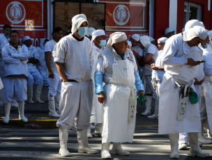 Buenos Aires, Argentina.- En las fotos tomadas el 4 de diciembre del 2023, unos 90 operarios fueron afectados por un escape de amoníaco en un frigorífico del barrio porteño de Barracas. El hecho, generó la evacuación de unas 300 personas y requirió la atención médica de al menos 90 operarios, de los cuales 17 fueron trasladados a centros hospitalarios cercanos, informaron fuentes del SAME y de la policía.