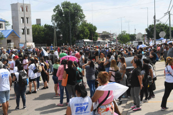 Buenos Aires, Argentina.- En las fotos tomadas el 28 de diciembre del 2023, un grupo de organizaciones sociales realizan una protesta con un corte parcial de la ruta 3, en el partido bonaerense de La Matanza, en rechazo al decreto de necesidad y urgencia (DNU) 70/2023 de desregulación de la economía.