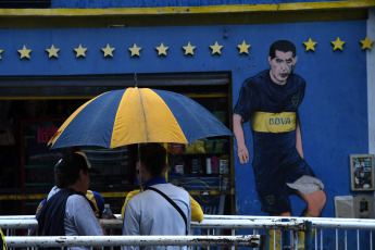 Buenos Aires - Elections at Boca Juniors began after 9:30 a.m., with a slight delay due to the effects of the storm that hit the city of Buenos Aires during the early hours of the morning, and the more than 94,000 members entitled to vote will choose between two options until 6:00 p.m.: Juan Román Riquelme, one of the most famous "xeneizes" idols, and Andrés Ibarra, Mauricio Macri's running mate.