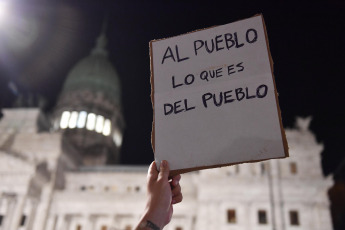 Buenos Aires, Argentina.- En las fotos tomadas el 22 de diciembre del 2023, personas autoconvocadas se concentraron en el Congreso, Plaza de Mayo y distintos puntos del país, custodiadas por la policía, para manifestarse por segunda noche consecutiva en rechazo al Decreto de Necesidad y Urgencia (DNU) anunciado por el presidente Javier Milei.