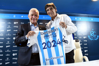 Buenos Aires, Argentina.- In the photos taken on December 18, 2023, Gustavo Costas (right) was presented as technical director of Racing, during a press conference. Costas expressed his hope of "achieving international titles" upon his return to the Avellaneda club, where he will face his third cycle with "an institution changed for the better." "We have to take that leap, I came to take Racing to the top. I think we all have the same objective: leaders, coaching staff, players and fans."