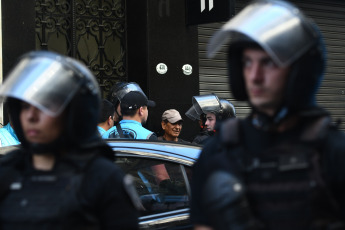 Buenos Aires, Argentina.- En las fotos tomadas el 27 de diciembre del 2023, manifestantes continúan en tensión con la policía, en medio de las protestas contra el DNU de Milei en Buenos Aires. Seis personas -cuatro hombres y dos mujeres- fueron detenidas por la Policía de la Ciudad en el Centro porteño por atentado y resistencia a la autoridad durante la desconcentración de la marcha realizada por la CGT y Organizaciones Sociales frente al Palacio de Tribunales, señalaron fuentes policiales.