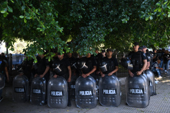 Buenos Aires, Argentina.- En las fotos tomadas el 27 de diciembre del 2023, miembros de las Fuerzas Armadas de Argentina, son desplegados en el marco de la manifestación que convocó la central obrera junto a otros sindicatos y organizaciones sociales frente a Tribunales para rechazar el Decreto de Necesidad y Urgencia (DNU), promulgado por el Poder Ejecutivo para desregular la actividad económica.