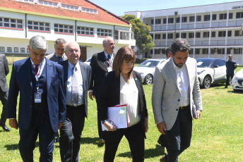 Rosario, Argentina.- En las fotos tomadas el 26 de diciembre del 2023, la ministra de Seguridad de la Nación, Patricia Bullrich (centro), brindó una conferencia de prensa sobre la investigación policial de la organización delictiva que operaba en las ciudades de Rosario y San Nicolás. Bullrich, dió detalles sobre la “peor banda de secuestradores de los últimos diez años” que había operado en Rosario y las zonas cercanas a esa ciudad golpeada por la violencia. La funcionaria nacional, se mostró satisfecha con el arresto de los integrantes de esa organización delictiva.