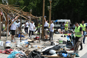 Buenos Aires, Argentina.- En las fotos tomadas el 28 de diciembre del 2023, representantes de pueblos originarios que se encontraban acampando desde hace más de 3 años en la Plaza de Mayo, frente a la Casa Rosada, accedieron a retirar las carpas que habían montado en el lugar, luego de que se confirmara una reunión con la ministra de Seguridad, Patricia Bullrich.