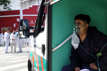 Buenos Aires, Argentina.- In the photos taken on December 4, 2023, about 90 workers were affected by an ammonia leak in a refrigerator in the Buenos Aires neighborhood of Barracas. The incident led to the evacuation of about 300 people and required the medical attention of at least 90 workers, of whom 17 were transferred to nearby hospitals, SAME and police sources reported.