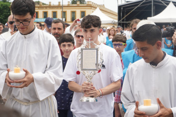 Buenos Aires, Argentina.- En las fotos tomadas el 16 de diciembre del 2023, durante la ceremonia de beatificación del cardenal Eduardo Pironio, que es encabezada por un enviado del Papa Francisco, el cardenal Francisco Vérgez Alzaga, frente la basílica de Luján. Al religioso nacido en 9 de Julio se le atribuye la cura milagrosa de un bebé, de un año y medio, Juan Manuel que, según sus padres, se curó luego de los rezos que le ofreció.