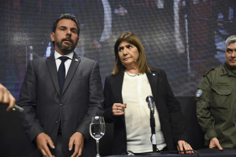 Buenos Aires, Argentina.- In the photos taken on December 20, 2023, the Minister of Security, Patricia Bullrich (center), gives a press conference within the framework of the protests that occurred in Buenos Aires. The Argentine Government launched a campaign that states that "he who cuts does not get paid" with the aim of discouraging all people who want to demonstrate against the new administration of President Javier Milei since if they have institutional aid, if they participate in the demonstrations they may lose it.