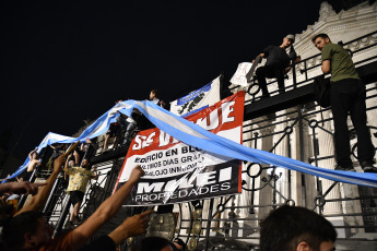 Buenos Aires, Argentina.- En las fotos tomadas el 20 de diciembre del 2023, cacerolazos y bocinazos se registraron la noche de este miércoles en diversos puntos de la ciudad de Buenos Aires y el Conurbano bonaerense en rechazo del anuncio del presidente Javier Milei del Decreto de Necesidad de Urgencia (DNU) de desregulación económica, unas 300 medidas para desregular la economía y el sector público. “¡Afuera Milei!”, se escuchó en las calles de la capital de Argentina.