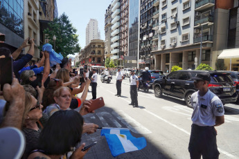 Buenos Aires.- Foto tomada el 10 de diciembre de 2023, simpatizantes de La Libertad Avanza llegan a la avenida de Mayo.