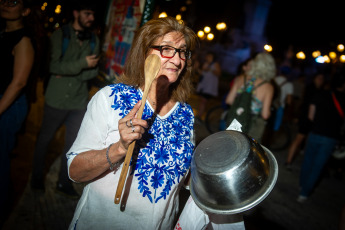 Buenos Aires, Argentina.- En las fotos tomadas el 27 de diciembre del 2023, vecinos autoconvocados se manifestaron frente al Congreso de la Nación y en diversos puntos del país contra las medidas del Gobierno Nacional, específicamente el megaproyecto de ley presentado este miércoles por el presidente Javier Milei, que pide al Congreso declarar la emergencia pública en materia económica, financiera, fiscal, previsional, de seguridad, defensa, tarifaria, energética, sanitaria, administrativa y social hasta el 31 de diciembre de 2025.