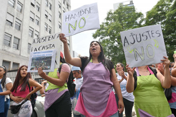 Buenos Aires, Argentina.- En las fotos tomadas el 22 de diciembre del 2023, un grupo de militantes de organizaciones sociales de izquierda, protestan en las calles de Buenos Aires contra el Gobierno presidente de Argentina, Javier Milei. El vocero del Gobierno argentino, Manuel Adorni, anunció que las organizaciones sociales que convocaron las protestas y marcharon el 20 de diciembre, deberán pagar los 60 millones de pesos (75.000 dólares) equivalentes al costó el operativo policial para evitar el cierre de calles.