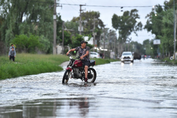 Buenos Aires, Argentina.- The photos taken on December 19, 2023, show the streets flooded by the historic flooding of the Río de la Plata in several locations in Buenos Aires. The strong flooding of the waters of the Río de la Plata aggravated the material situation of hundreds of people, who, added to the intense storm last weekend, had to seek refuge or receive assistance, while emergency operations were carried out in the most affected municipalities. of the suburbs, such as Quilmes and Ensenada.