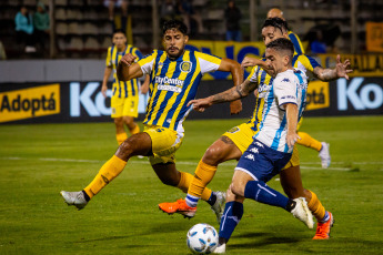 Salta, Argentina.- In the photos taken on December 3, 2023, during the match between Rosario Central and Racing Club at the Padre Ernesto Martearena Stadium. Rosario Central won 7-6 against Racing Club on penalties, after a 2-2 draw in regular time, and qualified for the semifinals of the League Cup tournament, where they will face River Plate.