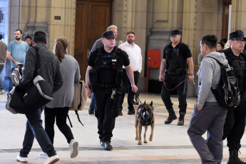 Buenos Aires, Argentina.- En las fotos tomadas el 20 de diciembre del 2023, miembros de las Fuerzas de Seguridad son desplegados en las calles de Buenos Aires en el marco de la jornada en la que está prevista una movilización desde el Congreso hacia la Plaza de Mayo. Unidad Piquetera, Polo Obrero y varios movimientos de izquierda y organizaciones sindicales realizan este miércoles la primera movilización contra el Gobierno del presidente de Argentina, Javier Milei, en rechazo a las medidas económicas anunciadas por el ministro de Economía, Luis Caputo, y al protocolo antipiquetes informado por la ministra de Seguridad, Patricia Bullrich.