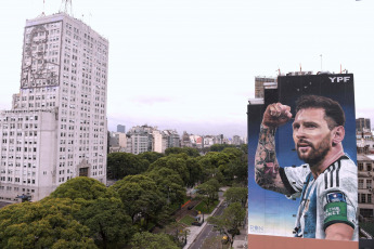 Buenos Aires, Argentina.- In the photos taken on December 20, 2023, a new mural dedicated to Lionel Messi is shown a few meters from 9 de Julio, in the downtown area of Buenos Aires. The mural, 35 meters high by 15 meters wide, was made by artist Martín Ron and captures Lionel Messi after scoring the first goal in the match against Mexico, a key event for his consecration in the World Cup in Qatar, on the occasion of the first anniversary of winning the World Cup.