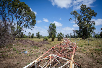 Bahía Blanca, Argentina.- En las fotos tomadas el 19 de diciembre del 2023, muestra los destrozos que aún quedan en las calles de Bahía Blanca tras el temporal que azotó la ciudad el fin de semana. El Servicio de Energía, EDES informó que logró restablecer el servicio al 55