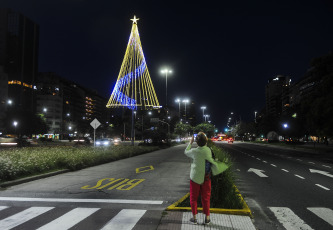 Buenos Aires, Argentina.- En las fotos tomadas el 11 de diciembre del 2024, la Ciudad de Buenos Aires encendió con luces LED y árboles navideños por las fiestas. Las luces de 16 árboles de Navidad y de las guirnaldas con focos sustentables que fueron colocadas para adornar la Ciudad de Buenos Aires en distintos barios fueron encendidas para iniciar los festejos navideños y del Fin de Año que se avecina.