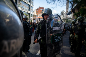 Buenos Aires, Argentina.- En las fotos tomadas el 20 de diciembre del 2023, los movimientos populares y organizaciones sociales de Unidad Piquetera (UP) en la Plaza de Mayo participaron de una jornada "contra el ajuste económico" del gobierno de Javier Milei. La ministra de Seguridad, Patricia Bullrich, informó al finalizar la jornada que tan solo un policía resultó herido en las protestas que congregaron a 3.000 personas. Dos hombres fueron detenidos.