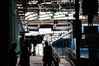 Buenos Aires, Argentina.- En las fotos tomadas el 18 de diciembre del 2023, el fuerte temporal que se abatió sobre la ciudad de Buenos Aires y sus alrededores también provocó consecuencias en los servicios de los trenes urbanos de pasajeros, con interrupciones, cancelaciones y demoras en diferentes ramales, según informó la empresa estatal Trenes Argentinos.