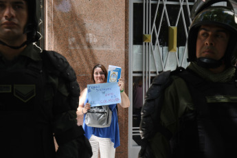 Buenos Aires, Argentina.- En las fotos tomadas el 27 de diciembre del 2023, miembros de las Fuerzas Armadas de Argentina, son desplegados en el marco de la manifestación que convocó la central obrera junto a otros sindicatos y organizaciones sociales frente a Tribunales para rechazar el Decreto de Necesidad y Urgencia (DNU), promulgado por el Poder Ejecutivo para desregular la actividad económica.