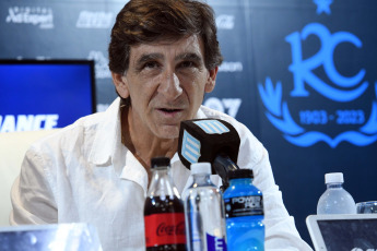 Buenos Aires, Argentina.- En las fotos tomadas el 18 de diciembre del 2023, Gustavo Costas, fue presentado como director técnico de Racing, durante una conferencia de prensa. Costas, expresó su ilusión de "lograr títulos internacionales" en su regreso al club de Avellaneda, donde afrontará su tercer ciclo con "una institución cambiada para bien". "Tenemos que dar ese salto, vine para llevar a Racing a lo más alto. Creo que todos tenemos el mismo objetivo: dirigentes, cuerpo técnico, jugadores e hinchas".