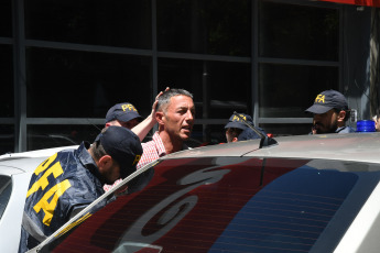 Buenos Aires, Argentina.- En las fotos tomadas el 12 de diciembre del 2023, policías capturaron a Gastón Mercanzini, el hombre señalado de haberle arrojado una botella al presidente Javier Milei durante el acto de asunción que pasó a centímetros de su cara y le terminó pegando a un custodio. Mercanzini, podrá ser acusado de los delitos de intimidación pública o atentado contra la autoridad, además de las lesiones leves sufridas por el policía que era parte de la custodia presidencial y sufrió un corte.