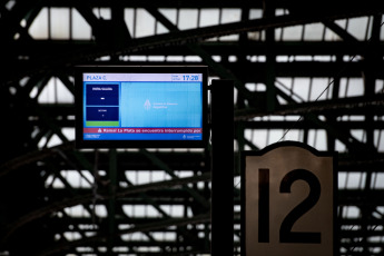 Buenos Aires, Argentina.- In the photos taken on December 18, 2023, the strong storm that hit the city of Buenos Aires and its surroundings also caused consequences in the services of urban passenger trains, with interruptions, cancellations and delays in different branches, according to the state company Trenes Argentinos.