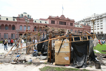 Buenos Aires, Argentina.- En las fotos tomadas el 28 de diciembre del 2023, representantes de pueblos originarios que se encontraban acampando desde hace más de 3 años en la Plaza de Mayo, frente a la Casa Rosada, accedieron a retirar las carpas que habían montado en el lugar, luego de que se confirmara una reunión con la ministra de Seguridad, Patricia Bullrich.