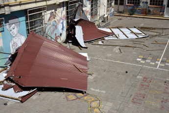 Buenos Aires, Argentina.- En las fotos tomadas el 22 de diciembre del 2023, una escuela dependiente de la Universidad Nacional del Sur (UNS) de Bahía Blanca sufrió la voladura del techo al igual que otras dependencias tras el temporal que se registró el sábado último. La reconstrucción de Bahía Blanca, azotada por el temporal que dejó un saldo de 13 muertos, “demandará al menos 30.000 millones de pesos” -peso argentino-, advirtió el intendente, Federico Susbielles, al realizar un balance sobre la “gravísima” situación de la ciudad.