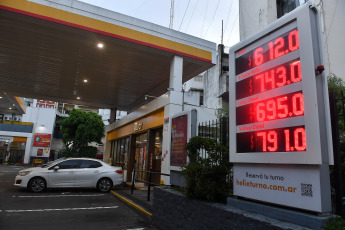 Buenos Aires, Argentina.- En las fotos tomadas el 15 de diciembre del 2023, muestra una estación de servicio de la petrolera Shell, la marca gerenciada por Raizen en la Argentina, que aumentó un 37% promedio el precio de sus combustibles en las más de 600 estaciones que opera en el país, lo que anticipa un movimiento en los surtidores de todas las demás empresas del segmento minorista.