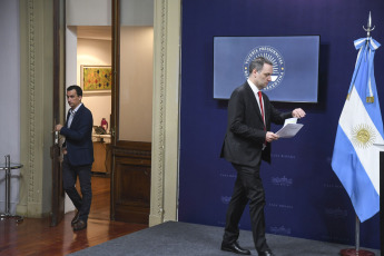 Buenos Aires, Argentina.- En las fotos tomadas el 28 de diciembre del 2023, el portavoz presidencial, Manuel Adorni, brinda una conferencia de prensa en Buenos Aires, Argentina. Adorni, sostuvo que el Gobierno de Javier Milei tiene "la misión de evitar una catástrofe y corregir el rumbo decadente" y remarcó "lo que queremos es un estado que no nos digite la vida", al defender los términos del proyecto de ley enviado al Congreso que impulsa profundas reformas del Estado y la vida de la sociedad.