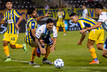 Salta, Argentina.- En las fotos tomadas el 3 de diciembre del 2023, durante el partido entre Rosario Central y Racing Club en el Estadio Padre Ernesto Martearena. Rosario Central se impuso 7 a 6 ante Racing Club por penales, tras el empate 2 a 2 en tiempo regular, y se clasificó a las semifinales del torneo de la Copa de la Liga, instancia en la que se medirá ante River Plate.