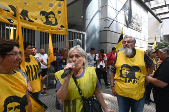 Buenos Aires, Argentina.- En las fotos tomadas el 12 de diciembre del 2023, el Movimiento Izquierda Juventud Dignidad (MIJD), encabezado por el histórico piquetero Raúl Castells, se concentra en la puerta del Ministerio de Trabajo en reclamo al aumento del salario mínimo vital y móvil a 350 mil pesos, lo que implicaría una suba en los planes sociales atados a esa fórmula. Los manifestantes se despliegan solo en la vereda, sin cortar la circulación de los autos.