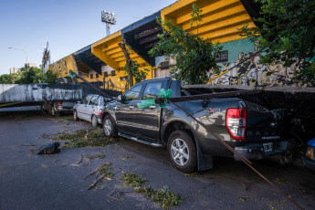 Bahía Blanca: En la foto tomada el 17 de diciembre de 2023, los destrozos que provocó el temporal. La fuerte tormenta, con lluvia y vientos que alcanzaron más de 140km/h, dejó como saldo hasta el momento 13 victimas fatales y al menos 14 personas heridas de gravedad. Varios techos se volaron y hubo caída de árboles.