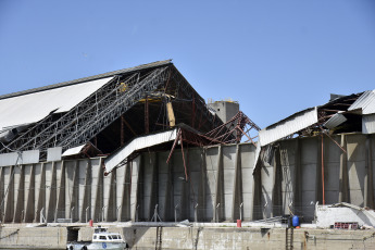 Bahía Blanca, Argentina.- En las fotos tomadas el 21 de diciembre del 2023, muestra la destrucción en el Puerto de Bahía Blanca tras la tormenta del fin de semana que provocó 13 muertes e importantes destrozos en la ciudad. Sin operaciones y con daños en varias de sus terminales se encuentra actualmente el Puerto de Bahía Blanca. La situación imperante torna imposible la recepción de camiones con cereal, y la carga de buques.