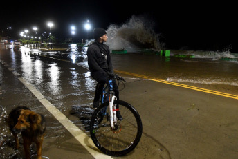 Buenos Aires, Argentina.- En las fotos tomadas el 19 de diciembre del 2023, muestra las calles inundadas por la histórica crecida del Río de la Plata en varias localidades de Buenos Aires. La fuerte crecida de las aguas del Río de la Plata, agravó la situación material de cientos de personas, que sumado al intenso temporal del pasado fin de semana, debieron buscar refugio o recibir asistencia, mientras se realizan operativos de emergencia en los municipios más afectados del conurbano, como Quilmes y Ensenada.