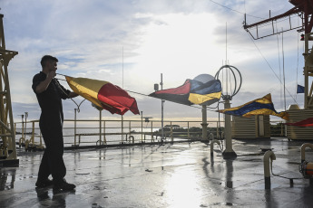 Buenos Aires, Argentina.- En las fotos tomadas el 28 de diciembre del 2023, una dotación de 313 personas, entre personal científico, militar y logístico, partió desde el puerto de Ciudad de Buenos Aires hacia la Antártida Argentina en el Rompehielos ARA Almirante Irizar (RHAI) para comenzar la Campaña Antártica de Verano (CAV) 2023-2024, en la que realizarán actividades científicas y tareas logísticas de recambio de personal y abastecimiento de las bases argentinas hasta abril.