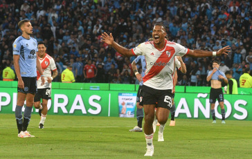 Córdoba, Argentina.- In the photos taken on December 3, 2023, during the match between River Plate and Belgrano at the Mario Alberto Kempes stadium in a match for the quarterfinals of the Professional League Cup. River Plate beat Belgrano 2-1 in the last play and advanced to the semifinals of the League Cup. Facundo Colidio gave Millonario the classification with a goal in the 94th minute. The last Argentine football champion awaits Rosario Central in the next instance.