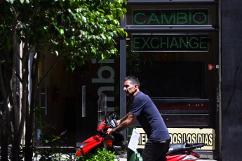 Buenos Aires, Argentina.- In the photos taken on December 11, 2023, they show exchange houses in Buenos Aires during the first day of Javier Milei's government. The Central Bank (BCRA) decided to apply this Monday (11) the “prior compliance rule” for all dollar purchases that are made through the single and free exchange market. In fact, the measure attempts to stop daily operations at zero, with the aim of giving the new authorities time to assume their positions and take office.