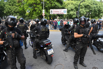 Buenos Aires, Argentina.- En las fotos tomadas el 27 de diciembre del 2023, miembros de las Fuerzas Armadas de Argentina, son desplegados en el marco de la manifestación que convocó la central obrera junto a otros sindicatos y organizaciones sociales frente a Tribunales para rechazar el Decreto de Necesidad y Urgencia (DNU), promulgado por el Poder Ejecutivo para desregular la actividad económica.