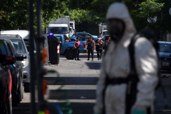 Buenos Aires, Argentina.- En las fotos tomadas el 4 de diciembre del 2023, unos 90 operarios fueron afectados por un escape de amoníaco en un frigorífico del barrio porteño de Barracas. El hecho, generó la evacuación de unas 300 personas y requirió la atención médica de al menos 90 operarios, de los cuales 17 fueron trasladados a centros hospitalarios cercanos, informaron fuentes del SAME y de la policía.