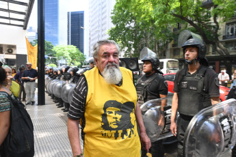 Buenos Aires, Argentina.- En las fotos tomadas el 12 de diciembre del 2023, el Movimiento Izquierda Juventud Dignidad (MIJD), encabezado por el histórico piquetero Raúl Castells (foto), se concentra en la puerta del Ministerio de Trabajo en reclamo al aumento del salario mínimo vital y móvil a 350 mil pesos, lo que implicaría una suba en los planes sociales atados a esa fórmula. Los manifestantes se despliegan solo en la vereda, sin cortar la circulación de los autos.